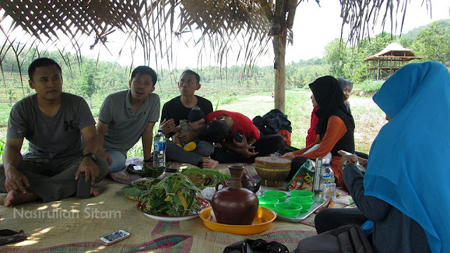 Makan di gubug sawah