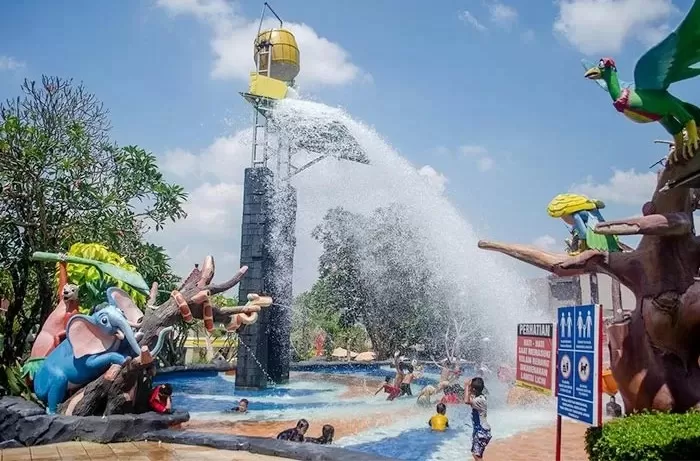 Anak-anak bermain di Duwet Waterpark