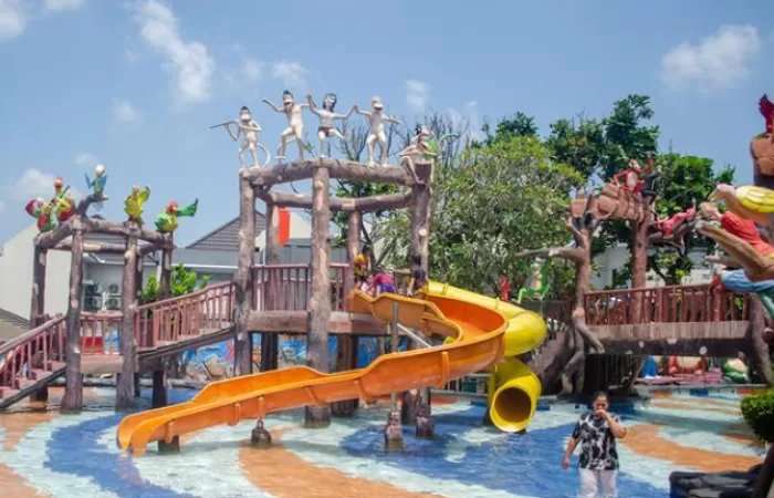 Seluncuran di Duwet Waterpark